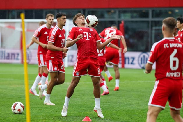 Tom Bischof (FC Bayern Muenchen, 08) nimmt Ball mit der Brust an, mit Joshua Kimmich (FC Bayern Muenchen, 06) und Aleksandar Pavlovic (FC Bayern Muenchen, 45), GER, Allianz FC Bayern Muenchen Team Day, Fussball, Saison 2026 2027, 17.08.2026, GER, Allianz FC Bayern Muenchen Team Day, Fussball, Saison 2026 2027, 17.08.2026 Muenchen *** Tom Bischof (FC Bayern Munich, 08) controls the ball with his chest alongside Joshua Kimmich (FC Bayern Munich, 06, and Aleksandar Pavlovic of FC Bayern Munich, 45, GER, Allianz FC Bayern Munich Team Day, soccer, 2026–2027 season, August 17, 2026, GER, Allianz FC Bayern Munich Team Day, soccer, 2026–2027 season, August 17, 2026, Munich Copyright: xEibner-Pressefoto JennixMaulx EP_JML