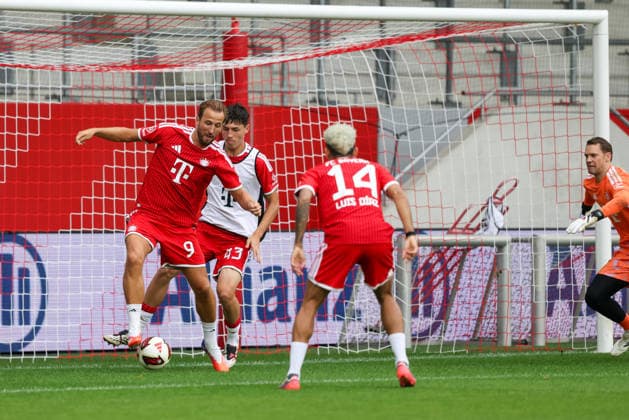 Harry Kane (FC Bayern Muenchen, 09) mit Ball mit Felip Pavic (FC Bayern Muenchen, 43) und Luis Diaz (FC Bayern Muenchen, 14), mit Manuel Neuer (FC Bayern Muenchen, 01), GER, Allianz FC Bayern Muenchen Team Day, Fussball, Saison 2026 2027, 17.08.2026, GER, Allianz FC Bayern Muenchen Team Day, Fussball, Saison 2026 2027, 17.08.2026 Muenchen *** Harry Kane of FC Bayern Munich, No. 09, with the ball, alongside Felip Pavic of FC Bayern Munich, No. 43, and Luis Diaz of FC Bayern Munich, No. 14, with Manuel Neuer of FC Bayern Munich, 01, GER, Allianz FC Bayern Munich Team Day, soccer, 2026–2027 season, August 17, 2026, GER, Allianz FC Bayern Munich Team Day, soccer, 2026–2027 season, August 17, 2026, Munich Copyright: xEibner-Pressefoto JennixMaulx EP_JML
