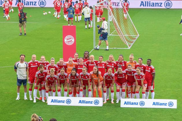 Mannschaftsfoto der FC Bayern Muenchen Frauen beim Allinaz Team Day am FC Bayern Campus, Jose Barcala (FC Bayern Muenchen, Chef-Trainer), Magdalena Eriksson (FC Bayern Muenchen, 05), Stine Ballisager (FC Bayern Muenchen, 03), Alara Sehitler (FC Bayern Muenchen, 14), Franziska Kett (FC Bayern Muenchen, 20), Regina van Eijk (FC Bayern Muenchen, 22), Vanessa Gilles (FC Bayern Muenchen, 02), Sarah Mattner (FC Bayern Muenchen, 11), Edna Imade (FC Bayern Muenchen, 29), Pernille Harder (FC Bayern Muenchen, 21), Arianna Caruso (FC Bayern Muenchen, 27), Lena Oberdorf (FC Bayern Muenchen, 08), Anna Klink (FC Bayern Muenchen, 38), Kassandra Potsi (FC Bayern Muenchen, 06), Bernadette Amani (FC Bayern Muenchen, 15), Momoko Tanikawa (FC Bayern Muenchen, 18), Linda Dallmann (FC Bayern Muenchen, 10), Klara Buehl (FC Bayern Muenchen, 17), Jovana Damnjanovic (FC Bayern Muenchen, 09), Giulia Gwinn (FC Bayern Muenchen, 07), Ena Mahmutovic (FC Bayern Muenchen, 01), Sophie Proost (FC Bayern Muenchen, 23), Sarah Zadrazil (FC Bayern Muenchen, 25), Barbara Dunst (FC Bayern Muenchen, 28), Katharina Naschenweng (FC Bayern Muenchen, 19), GER, Allianz FC Bayern Muenchen Team Day, Fussball, Saison 2026 2027, 17.08.2026, GER, Allianz FC Bayern Muenchen Team Day, Fussball, Saison 2026 2027, 17.08.2026 Muenchen *** Team photo of the FC Bayern Munich Women s Team at the Allinaz Team Day at the FC Bayern Campus: Jose Barcala, FC Bayern Munich, Head Coach; Magdalena Eriksson, FC Bayern Munich, No. 05; Stine Ballisager, FC Bayern Munich, 03, Alara Sehitler, FC Bayern Munich, 14, Franziska Kett, FC Bayern Munich, 20, Regina van Eijk, FC Bayern Munich, 22, Vanessa Gilles, FC Bayern Munich, 02, Sarah Mattner, FC Bayern Munich, 11, Edna Imade, FC Bayern Munich, 29, Pernille Harder, FC Bayern Munich, 21, Arianna Caruso, FC Bayern Munich, 27, Lena Oberdorf, FC Bayern Munich, 08, Anna Klink, FC Bayern Munich, 38, Kassandra Potsi, FC Bayern Munich, 06, Bernadette Amani FC Bayern Munich, 15, Momoko Tanikawa FC Bayern Munich, 18, Linda Dallmann FC Bayern Munich, 10, Klara Buehl FC Bayern Munich, 17, Jovana Damnjanovic FC Bayern Munich, 09, Giulia Gwinn, FC Bayern Munich, 07, Ena Mahmutovic, FC Bayern Munich, 01, Sophie Proost, FC Bayern Munich, 23, Sarah Zadrazil, FC Bayern Munich, 25, Barbara Dunst, FC Bayern Munich, 28, Katharina Naschenweng, FC Bayern Munich, 19, GER, Allianz FC Bayern Munich Team Day, soccer, 2026–2027 season, August 17, 2026, GER, Allianz FC Bayern Munich Team Day, Soccer, 2026–2027 Season, August 17, 2026, Munich Copyright: xEibner-Pressefoto JennixMaulx EP_JML