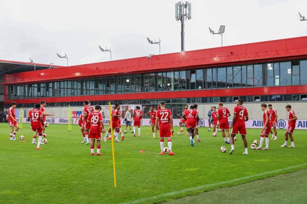 Die Spieler des FC Bayern Muenchen trainieren am FC Bayern Campus, GER, Allianz FC Bayern Muenchen Team Day, Fussball, Saison 2026 2027, 17.08.2026, GER, Allianz FC Bayern Muenchen Team Day, Fussball, Saison 2026 2027, 17.08.2026 Muenchen *** FC Bayern Munich players train at the FC Bayern Campus, GER, Allianz FC Bayern Munich Team Day, soccer, 2026–2027 season, August 17, 2026, GER, Allianz FC Bayern Munich Team Day, soccer, 2026–2027 season, August 17, 2026, Munich Copyright: xEibner-Pressefoto JennixMaulx EP_JML