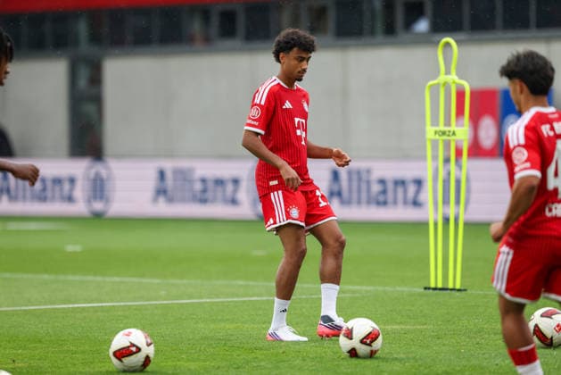 Nathaniel Brown (FC Bayern Muenchen, 11) mit Ball, GER, Allianz FC Bayern Muenchen Team Day, Fussball, Saison 2026 2027, 17.08.2026, GER, Allianz FC Bayern Muenchen Team Day, Fussball, Saison 2026 2027, 17.08.2026 Muenchen *** Nathaniel Brown, FC Bayern Munich, No. 11 with the ball, GER, Allianz FC Bayern Munich Team Day, soccer, 2026–2027 season, August 17, 2026, GER, Allianz FC Bayern Munich Team Day, soccer, 2026–2027 season, August 17, 2026, Munich Copyright: xEibner-Pressefoto JennixMaulx EP_JML