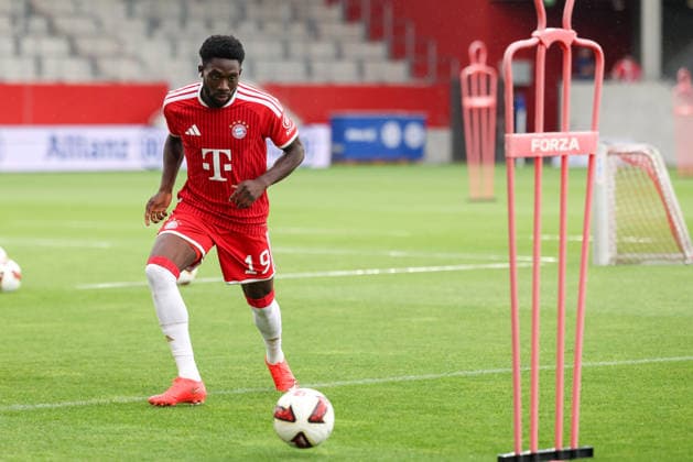 Alphonso Davies (FC Bayern Muenchen, 19) mit Ball, GER, Allianz FC Bayern Muenchen Team Day, Fussball, Saison 2026 2027, 17.08.2026, GER, Allianz FC Bayern Muenchen Team Day, Fussball, Saison 2026 2027, 17.08.2026 Muenchen *** Alphonso Davies, FC Bayern Munich, age 19, with the ball, GER, Allianz FC Bayern Munich Team Day, soccer, 2026–2027 season, August 17, 2026, GER, Allianz FC Bayern Munich Team Day, soccer, 2026–2027 season, August 17, 2026, Munich Copyright: xEibner-Pressefoto JennixMaulx EP_JML