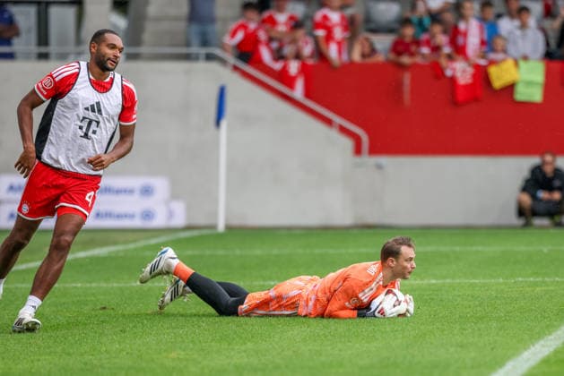 Manuel Neuer (FC Bayern Muenchen, 01) mit Ball mit Jonathan Tah (FC Bayern Muenchen, 04), GER, Allianz FC Bayern Muenchen Team Day, Fussball, Saison 2026 2027, 17.08.2026, GER, Allianz FC Bayern Muenchen Team Day, Fussball, Saison 2026 2027, 17.08.2026 Muenchen *** Manuel Neuer, FC Bayern Munich, 01, with the ball, with Jonathan Tah, FC Bayern Munich, 04, GER, Allianz FC Bayern Munich Team Day, soccer, 2026–2027 season, August 17, 2026, GER, Allianz FC Bayern Munich Team Day, soccer, 2026–2027 season, August 17, 2026, Munich Copyright: xEibner-Pressefoto JennixMaulx EP_JML
