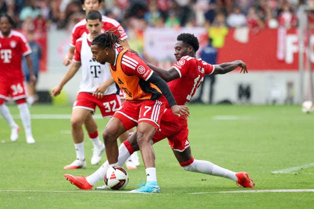 Michael Olise (FC Bayern Muenchen, 17) mit Alphonso Davies (FC Bayern Muenchen, 19), GER, Allianz FC Bayern Muenchen Team Day, Fussball, Saison 2026 2027, 17.08.2026, GER, Allianz FC Bayern Muenchen Team Day, Fussball, Saison 2026 2027, 17.08.2026 Muenchen *** Michael Olise, FC Bayern Munich, 17, with Alphonso Davies, FC Bayern Munich, 19, GER, Allianz FC Bayern Munich Team Day, soccer, 2026–2027 season, August 17, 2026, GER, Allianz FC Bayern Munich Team Day, Soccer, 2026–2027 Season, August 17, 2026, Munich Copyright: xEibner-Pressefoto JennixMaulx EP_JML