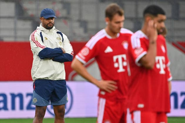 Trainer Vincent KOMPANY (Bayern Muenchen), beobachtet das Training:Josip STANISIC (Bayern Muenchen),Ismael SAIBARI (Bayern Muenchen). Oeffentliches Training FC Bayern Muenchen und Family Day am 17.08.2026 auf dem FC Bayern Campus in Muenchen. Fussball 1. Bundesliga,Saison 2026 2027. *** Coach Vincent KOMPANY of Bayern Munich watches Josip STANISIC of Bayern Munich train,Ismael SAIBARI of Bayern Munich at the FC Bayern Munich open training session and Family Day on August 17, 2026, at the FC Bayern Campus in Munich. Soccer, Bundesliga 1, 2026–2027 season