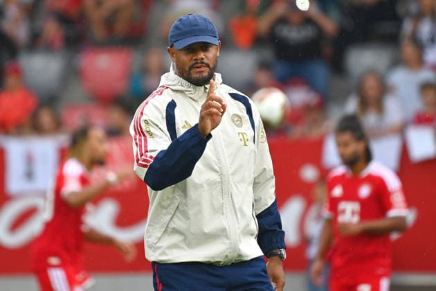 Trainer Vincent KOMPANY (Bayern Muenchen), Gestik,gibt Anweisungen, Einzelbild,angeschnittenes Einzelmotiv,Halbfigur,halbe Figur. Oeffentliches Training FC Bayern Muenchen und Family Day am 17.08.2026 auf dem FC Bayern Campus in Muenchen. Fussball 1. Bundesliga,Saison 2026 2027. *** Coach Vincent KOMPANY of Bayern Munich, gesturing, giving instructions, Single frame, cropped single subject, half-length portrait, half-figure. Public training session for FC Bayern Munich and Family Day on August 17, 2026, at the FC Bayern Campus in Munich. Soccer, Bundesliga 1, 2026–2027 season