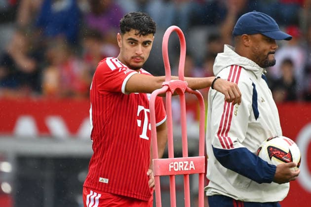 Aleksandar PAVLOVIC (Bayern Muenchen) lehnt an einem Freistoss- Dribbling-Dummy, re:Trainer Vincent KOMPANY (Bayern Muenchen). Oeffentliches Training FC Bayern Muenchen und Family Day am 17.08.2026 auf dem FC Bayern Campus in Muenchen. Fussball 1. Bundesliga,Saison 2026 2027. *** Aleksandar PAVLOVIC of Bayern Munich leans against a free kick while dribbling past a dummy, Coach Vincent KOMPANY, Bayern Munich, at an open training session for FC Bayern Munich and Family Day on August 17, 2026, at the FC Bayern Campus in Munich. Soccer, Bundesliga 1, 2026–2027 season