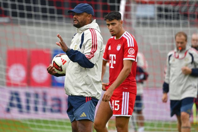 Trainer Vincent KOMPANY (Bayern Muenchen) Gestik,gibt Anweisungen, re:Aleksandar PAVLOVIC (Bayern Muenchen), Oeffentliches Training FC Bayern Muenchen und Family Day am 17.08.2026 auf dem FC Bayern Campus in Muenchen. Fussball 1. Bundesliga,Saison 2026 2027. *** Coach Vincent KOMPANY of Bayern Munich gesturing and giving instructions to Aleksandar PAVLOVIC of Bayern Munich, FC Bayern Munich public training session and Family Day on August 17, 2026, at the FC Bayern Campus in Munich; soccer, Bundesliga 1, 2026–2027 season