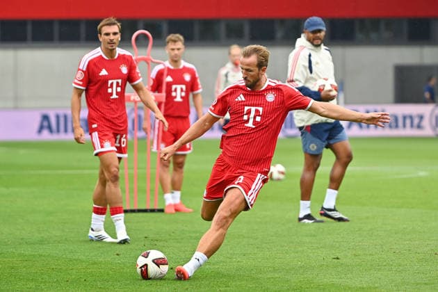 Harry KANE (Bayern Muenchen) am Ball,Aktion,hi:Joao PALHINHA (Bayern Muenchen),Trainer Vincent KOMPANY (Bayern Muenchen). Oeffentliches Training FC Bayern Muenchen und Family Day am 17.08.2026 auf dem FC Bayern Campus in Muenchen. Fussball 1. Bundesliga,Saison 2026 2027. *** Harry KANE with Bayern Munich,Action, hi Joao PALHINHA, Bayern Munich; Coach Vincent KOMPANY, Bayern Munich; Public Training Session and Family Day for FC Bayern Munich on August 17, 2026, at the FC Bayern Campus in Munich; Soccer, Bundesliga 1,2026–2027 season