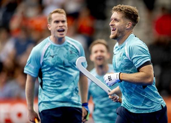 AMSTELVEEN - Stuart Rushmere of England and Nicholas Bandurak of England (R) celebrate the 0-1 for England during the group stage match at the Hockey World Cup between India and England at the Wagener Stadium. KOEN VAN WEEL ANP xVIxANPxSportx xxANPxIVx 565699020 originalFilename: 565699020.jpg