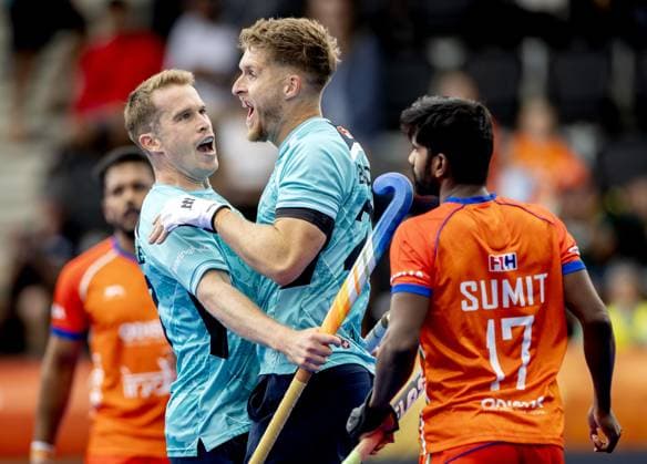 AMSTELVEEN - Stuart Rushmere of England and Nicholas Bandurak of England (R) celebrate the 0-1 for England during the group stage match at the Hockey World Cup between India and England at the Wagener Stadium. KOEN VAN WEEL ANP xVIxANPxSportx xxANPxIVx 565699024 originalFilename: 565699024.jpg