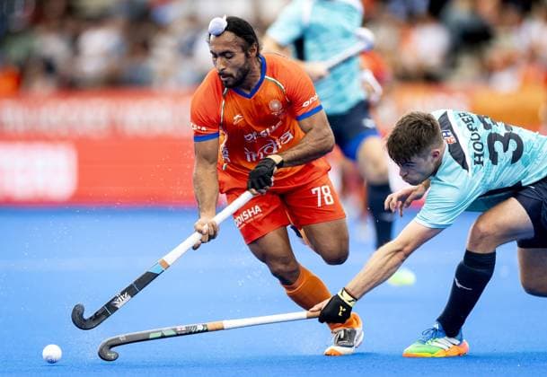 AMSTELVEEN - Manpreet Singh of India in a duel with Samuel Hooper of England (R) during the group stage match at the Hockey World Cup between India and England at the Wagener Stadium. KOEN VAN WEEL ANP xVIxANPxSportx xxANPxIVx 565699246 originalFilename: 565699246.jpg