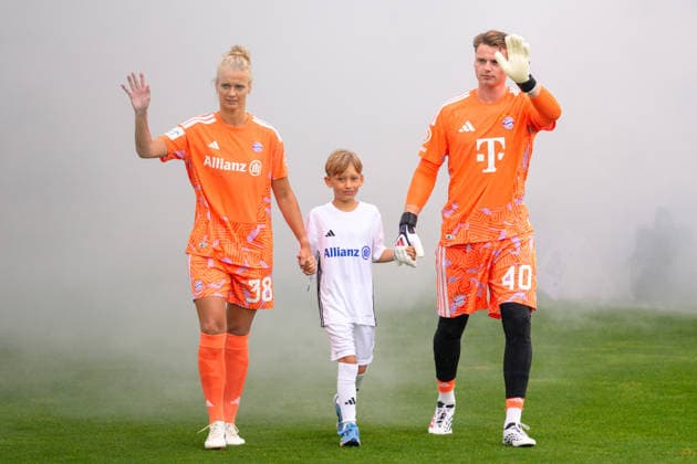 Fußball, Allianz FC Bayern Team Day, 20260817, FC Bayern München. Im Bild v.l. Torfrau Anna KLINK (Bayern, 38), Torwart Jonas URBIG (Bayern, 40). München FC Bayern Campus Bayern Deutschland *** Soccer, Allianz FC Bayern Team Day, 20260817, FC Bayern Munich Pictured from left: Goalkeeper Anna KLINK (Bayern), 38; Goalkeeper Jonas URBIG (Bayern), 40; Munich; FC Bayern Campus; Bayern; Germany Copyright: Passion2Press MarkusxFischerx