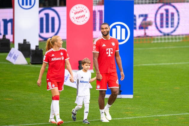 Fußball, Allianz FC Bayern Team Day, 20260817, FC Bayern München. Im Bild v.l. Glodis Perla VIGGOSDOTTIR (Bayern, 4), Jonathan TAH (Bayern, 4). München FC Bayern Campus Bayern Deutschland *** Soccer, Allianz FC Bayern Team Day, 20260817, FC Bayern Munich Pictured from left: Glodis Perla VIGGOSDOTTIR, Bayern, 4; Jonathan TAH, Bayern, 4; Munich FC Bayern Campus, Bayern, Germany Copyright: Passion2Press MarkusxFischerx