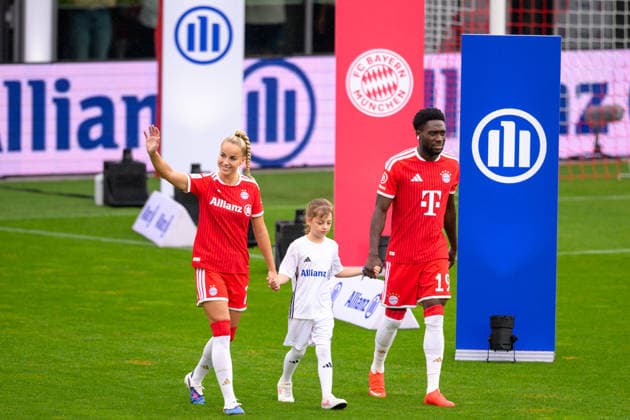 Fußball, Allianz FC Bayern Team Day, 20260817, FC Bayern München. Im Bild v.l. Giulia GWINN (Bayern, 7), Alphonso DAVIES (Bayern, 19). München FC Bayern Campus Bayern Deutschland *** Soccer, Allianz FC Bayern Team Day, 20260817, FC Bayern Munich Pictured from left: Giulia GWINN (Bayern, 7), Alphonso DAVIES (Bayern, 19), Munich, FC Bayern Campus, Bayern, Germany Copyright: Passion2Press MarkusxFischerx