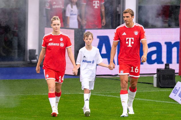 Fußball, Allianz FC Bayern Team Day, 20260817, FC Bayern München. Im Bild v.l. Alara SEHITLER (Bayern, 14), Joao PALHINHA (Bayern, 16). München FC Bayern Campus Bayern Deutschland *** Soccer, Allianz FC Bayern Team Day, 20260817, FC Bayern Munich Pictured, from left: Alara SEHITLER (Bayern, 14), Joao PALHINHA (Bayern, 16), Munich, FC Bayern Campus, Bayern, Germany Copyright: Passion2Press MarkusxFischerx