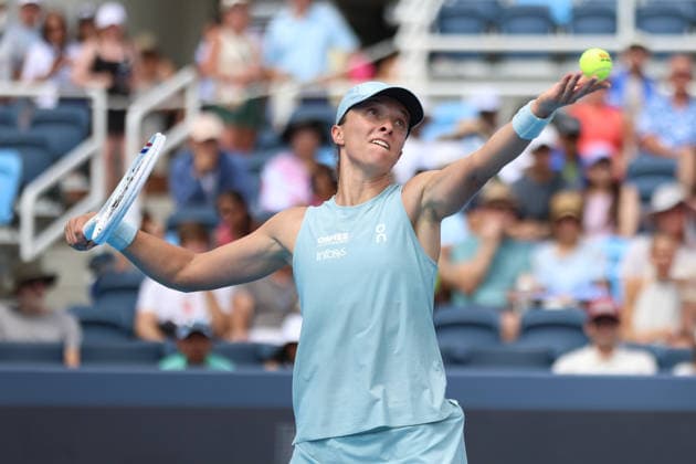 MASON, OHIO - AUGUST 17: Iga Swiatek of Poland tosses the ball during day seven of the Cincinnati Open at the Lindner Family Tennis Center on August 17, 2026 in Mason, Ohio.  Copyright: xShainaxBenhiyoun SPPx Sportspressphoto_SPR210229