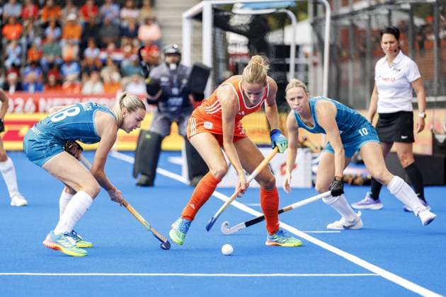 AMSTELVEEN - Alana Kavanagh of Australia, Felice Albers of the Netherlands and Abigail Wilson of Australia during the group stage match at the Hockey World Cup between Australia and the Netherlands at the Wagener Stadium. KOEN VAN WEEL ANP xVIxANPxSportx xxANPxIVx 565701689 originalFilename: 565701689.jpg