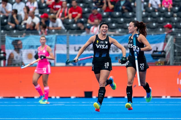 17.08.2026, BEL, Hockey, Frauen, FIH Weltmeisterschaft, Länderspiel, Deutschland vs Argentinien Eugenia Trinchinetti ( Argentinien, 22 ), Julieta Jankunas ( Argentinien, 28 ) jubeln über das Tor zum 0:1, Wavre Belfius Arena Belgirn *** August 17, 2026, BEL, Hockey, Women, FIH World Championship, International Match, Germany vs. Argentina: Eugenia Trinchinetti (Argentina, 22) and Julieta Jankunas (Argentina, 28) celebrate the goal that made it 0–1, Wavre Belfius Arena, Belgirn Copyright: xNordphoto Memmlerx