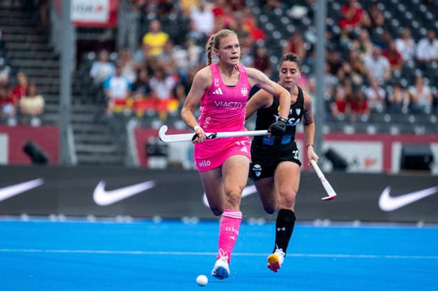 17.08.2026, BEL, Hockey, Frauen, FIH Weltmeisterschaft, Länderspiel, Deutschland vs Argentinien Ines Wanner ( Deutschland, 12 ) am Ball, dahinter Zoe Diaz ( Argentinien, 33 ), Wavre Belfius Arena Belgirn *** August 17, 2026, BEL, Field Hockey, Women s, FIH World Championship, International Match, Germany vs. Argentina; Ines Wanner (Germany), No. 12, in possession of the ball, with Zoe Diaz (Argentina), No. 33, behind her; Wavre Belfius Arena, Belgium Copyright: xNordphoto Memmlerx