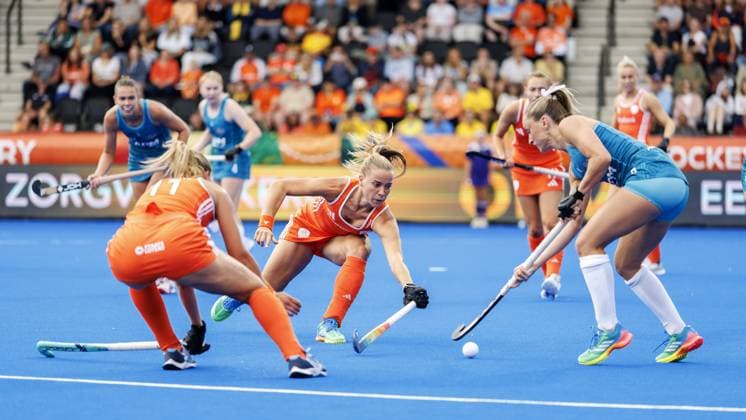 AMSTELVEEN - Pien Sanders of the Netherlands, Luna Fokke of the Netherlands and Sarah Byrnes of Australia during the group stage match at the Hockey World Cup between Australia and the Netherlands at the Wagener Stadium. KOEN VAN WEEL ANP xVIxANPxSportx xxANPxIVx 565702144 originalFilename: 565702144.jpg