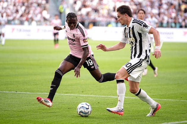 Juventus s Leo Bamballi Gnikpingo fights for the ball with Juventus s Kenan Yildiz during the pre season friendly soccer match between Juventus and Juventus Next Gen at the Allianz Stadium in Torino, north west Italy - Wednesday, August 17, 2026. - Soccer .  Copyright: xMarcoxAlpozzi LaPressex