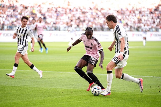 Juventus s Leo Bamballi Gnikpingo fights for the ball with Juventus s Kenan Yildiz during the pre season friendly soccer match between Juventus and Juventus Next Gen at the Allianz Stadium in Torino, north west Italy - Wednesday, August 17, 2026. - Soccer .  Copyright: xMarcoxAlpozzi LaPressex