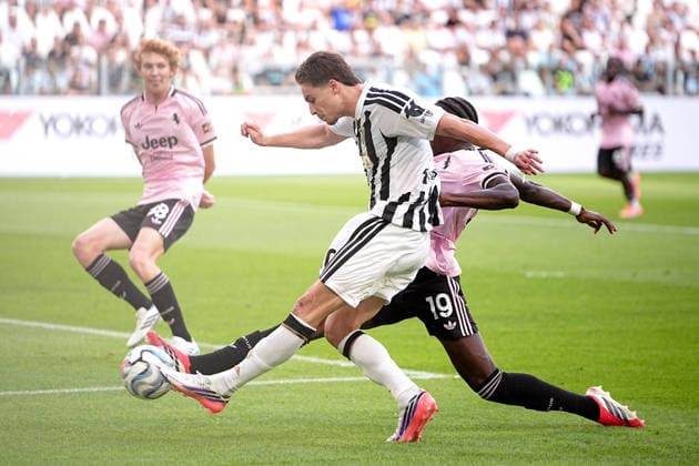 Juventus s Leo Bamballi Gnikpingo fights for the ball with Juventus s Kenan Yildiz during the pre season friendly soccer match between Juventus and Juventus Next Gen at the Allianz Stadium in Torino, north west Italy - Wednesday, August 17, 2026. - Soccer .  Copyright: xMarcoxAlpozzi LaPressex