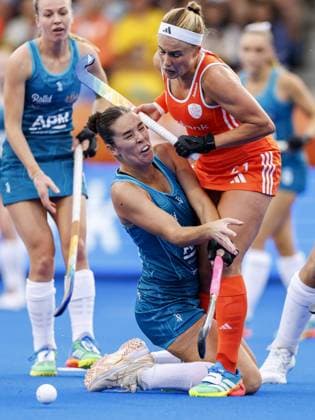 AMSTELVEEN - Grace Stewart of Australia and Pien Dicke of the Netherlands during the group stage match at the Hockey World Cup between Australia and the Netherlands at the Wagener Stadium. KOEN VAN WEEL ANP xVIxANPxSportx xxANPxIVx 565703303 originalFilename: 565703303.jpg