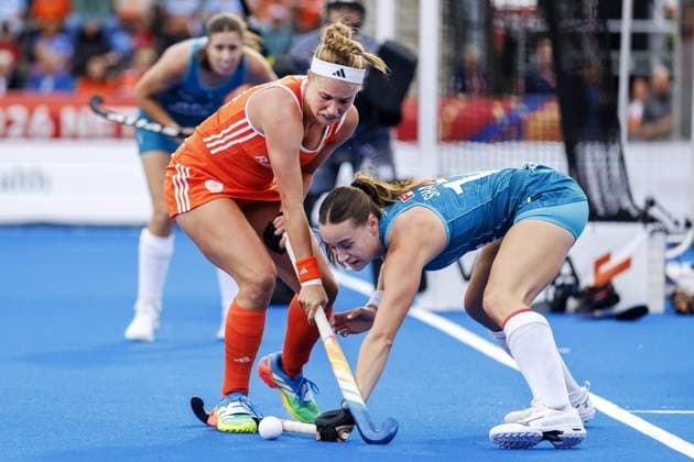 AMSTELVEEN - Pien Dicke of the Netherlands and Lucy Sharman of Australia during the group stage match at the Hockey World Cup between Australia and the Netherlands at the Wagener Stadium. KOEN VAN WEEL ANP xVIxANPxSportx xxANPxIVx 565703333 originalFilename: 565703333.jpg