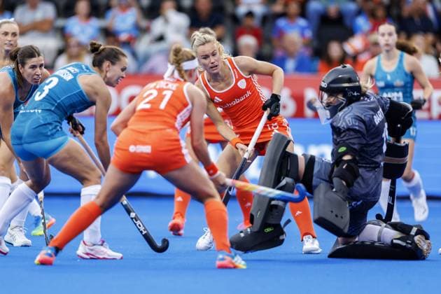 AMSTELVEEN - Morgan Mathison of Australia, Pien Dicke of the Netherlands, Freeke Moes of the Netherlands and goalkeeper Jocelyn Bartram of Australia during the group stage match at the Hockey World Cup between Australia and the Netherlands at the Wagener Stadium. KOEN VAN WEEL ANP xVIxANPxSportx xxANPxIVx 565703344 originalFilename: 565703344.jpg