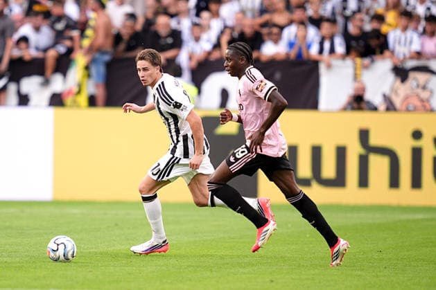 jJuventus s Kenan Yildiz fights for the ball with Juventus s Leo Bamballi Gnikpingoduring the pre season friendly soccer match between Juventus and Juventus Next Gen at the Allianz Stadium in Torino, north west Italy - Wednesday, August 17, 2026. - Soccer .  Copyright: xMarcoxAlpozzi LaPressex