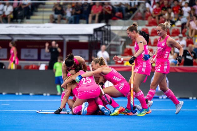 17.08.2026, BEL, Hockey, Frauen, FIH Weltmeisterschaft, Länderspiel, Deutschland vs Argentinien Sonja Zimmermann ( Deutschland, 16 ), Johanna Hachenberg ( Deutschland, 25 ), Jette Fleschütz ( Deutschland, 28 ), Hanna Rothländer ( Deutschland, 13 ), Lynn Krings ( Deutschland, 17 ) jubeln über das Tor zum 2:2 Ausgleich, Wavre Belfius Arena Wallonisch-Brabant Belgien *** August 17, 2026, BEL, Field Hockey, Women s, FIH World Championship, International Match, Germany vs. Argentina Sonja Zimmermann (Germany), 16, Johanna Hachenberg (Germany), 25, Jette Fleschütz (Germany), 28, Hanna Rothländer (Germany, 13), Lynn Krings (Germany, 17) celebrate the goal that ties the game at 2–2, Wavre Belfius Arena, Walloon Brabant, Belgium Copyright: xNordphoto Memmlerx