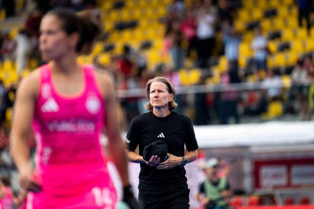 17.08.2026, BEL, Hockey, Frauen, FIH Weltmeisterschaft, Länderspiel, Deutschland vs Argentinien Janneke Schopman ( Deutschland, Trainerin ), davor Lucina von der Heyde ( Deutschland, 14 ) ist enttäuscht über die 2:3 Niederlage, Wavre Belfius Arena Wallonisch-Brabant Belgien *** August 17, 2026, BEL, Field Hockey, Women’s, FIH World Championship, International Match, Germany vs. Argentina; Janneke Schopman (Germany), head coach; previously Lucina von der Heyde (Germany), 14, is disappointed by the 2–3 loss; Wavre Belfius Arena, Walloon Brabant, Belgium Copyright: xNordphoto Memmlerx