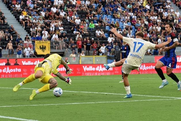 IPA87579615 - Salvatore Monaco (Empoli) misses a chance; Adrian Semper (Pisa) makes a save during the Pisa SC vs. Empoli FC Italian Coppa Italia soccer match in Pisa, Italy, on August 17, 2026  Copyright: xGabrielexMasotti IPAxSportx xx 87579615