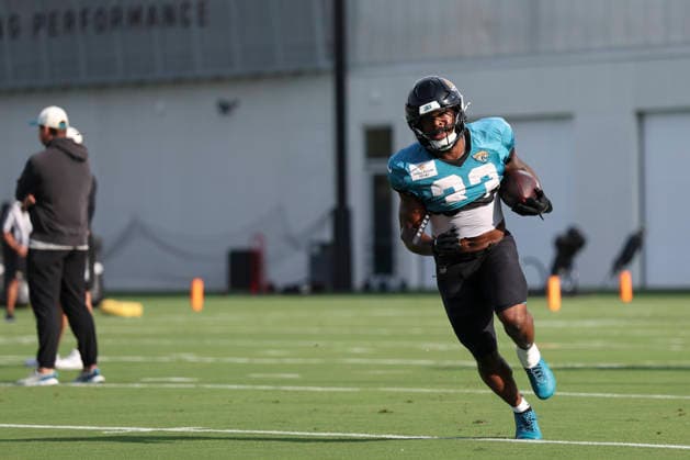 JACKSONVILLE, FL - AUGUST 17: Jacksonville Jaguars running back Bhayshul Tuten (33) runs with the ball during training camp on August 17, 2026 at the Miller Electric Center in Jacksonville, Fl. (Photo by David Rosenblum Icon Sportswire) NFL, American Football Herren, USA AUG 17 Jaguars Training Camp EDITORIAL USE ONLY Icon260817238147