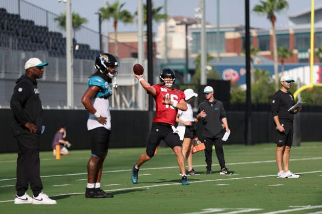 JACKSONVILLE, FL - AUGUST 17: Jacksonville Jaguars quarterback Trevor Lawrence (16) throws a pass during training camp on August 17, 2026 at the Miller Electric Center in Jacksonville, Fl. (Photo by David Rosenblum Icon Sportswire) NFL, American Football Herren, USA AUG 17 Jaguars Training Camp EDITORIAL USE ONLY Icon260817238281