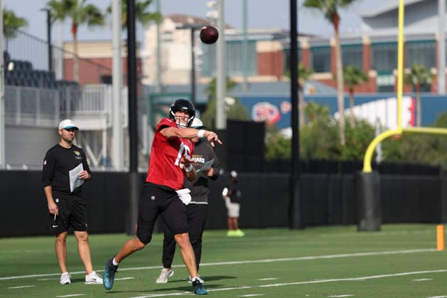 JACKSONVILLE, FL - AUGUST 17: Jacksonville Jaguars quarterback Trevor Lawrence (16) throws a pass during training camp on August 17, 2026 at the Miller Electric Center in Jacksonville, Fl. (Photo by David Rosenblum Icon Sportswire) NFL, American Football Herren, USA AUG 17 Jaguars Training Camp EDITORIAL USE ONLY Icon260817238308