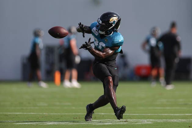 JACKSONVILLE, FL - AUGUST 17: Jacksonville Jaguars running back Bhayshul Tuten (33) catches a pass during training camp on August 17, 2026 at the Miller Electric Center in Jacksonville, Fl. (Photo by David Rosenblum Icon Sportswire) NFL, American Football Herren, USA AUG 17 Jaguars Training Camp EDITORIAL USE ONLY Icon260817238534