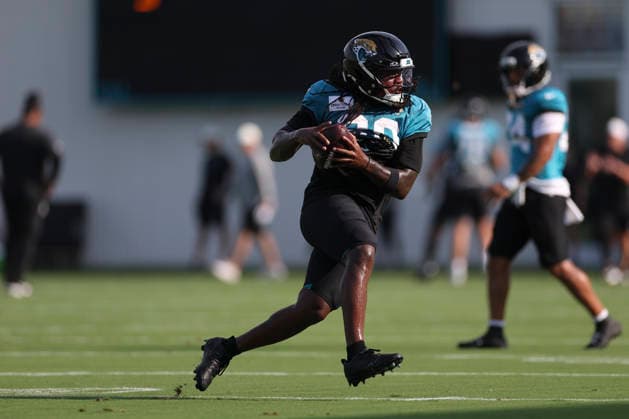 JACKSONVILLE, FL - AUGUST 17: Jacksonville Jaguars running back Deejay Dallas (20) catches a pass during training camp on August 17, 2026 at the Miller Electric Center in Jacksonville, Fl. (Photo by David Rosenblum Icon Sportswire) NFL, American Football Herren, USA AUG 17 Jaguars Training Camp EDITORIAL USE ONLY Icon260817238559