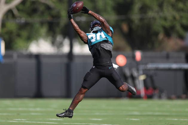 JACKSONVILLE, FL - AUGUST 17: Jacksonville Jaguars running back J Mari Taylor (30) catches a pass during training camp on August 17, 2026 at the Miller Electric Center in Jacksonville, Fl. (Photo by David Rosenblum Icon Sportswire) NFL, American Football Herren, USA AUG 17 Jaguars Training Camp EDITORIAL USE ONLY Icon260817238584