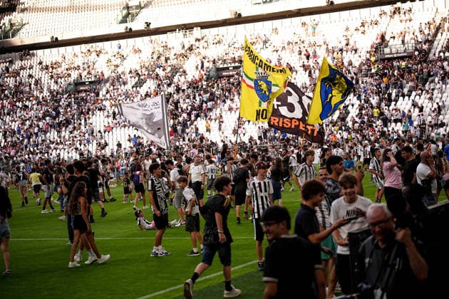Fans storm the pitch during the pre season friendly soccer match between Juventus and Juventus Next Gen at the Allianz Stadium in Torino, north west Italy - Wednesday, August 17, 2026. - Soccer .  Copyright: xMarcoxAlpozzi LaPressex