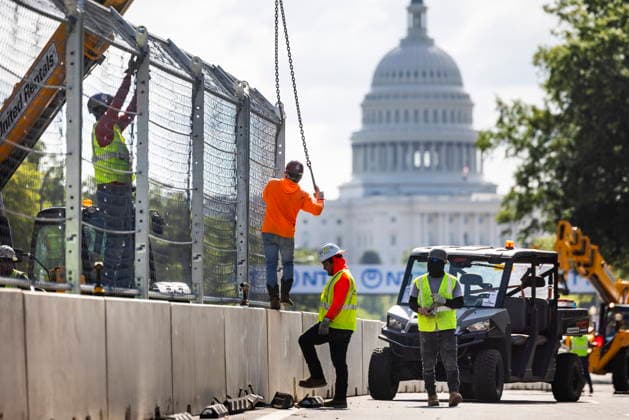Preparations for Freedom 250 Grand Prix in Washington Work crews build fencing along Pennsylvania Avenue ahead of the Freedom 250 Grand Prix in Washington, USA, 17 August 2026. The race, the first IndyCar, Indy Car, IRL, USA event to take place near the National Mall, is scheduled for 22-23 August. WASHINGTON DC USA  Copyright: xJIMxLOxSCALZOx