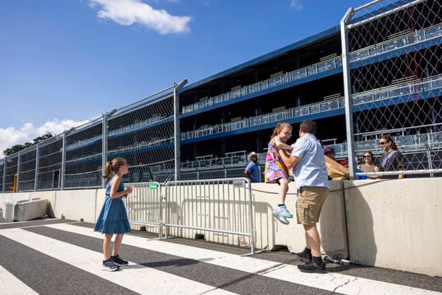 Preparations for Freedom 250 Grand Prix in Washington Pedestrians attempt to climb over a barricade installed for the Freedom 250 Grand Prix near the US Capitol in Washington DC, USA, 17 August 2026. The race, the first IndyCar, Indy Car, IRL, USA event to take place near the National Mall, is scheduled for 22-23 August. WASHINGTON DC USA  Copyright: xJIMxLOxSCALZOx