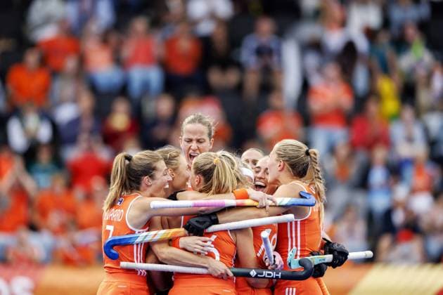 AMSTELVEEN - Dutch players celebrate Joosje Burg s 3-2 goal during the group stage match at the Hockey World Cup between Australia and the Netherlands at the Wagener Stadium. KOEN VAN WEEL ANP xVIxANPxSportx xxANPxIVx 565704610 originalFilename: 565704610.jpg