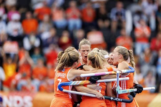 AMSTELVEEN - Dutch players celebrate Joosje Burg s 3-2 goal during the group stage match at the Hockey World Cup between Australia and the Netherlands at the Wagener Stadium. KOEN VAN WEEL ANP xVIxANPxSportx xxANPxIVx 565704633 originalFilename: 565704633.jpg