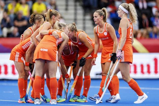 AMSTELVEEN - Dutch players prepare for a penalty corner during the group stage match at the Hockey World Cup between Australia and the Netherlands at the Wagener Stadium. KOEN VAN WEEL ANP xVIxANPxSportx xxANPxIVx 565704651 originalFilename: 565704651.jpg
