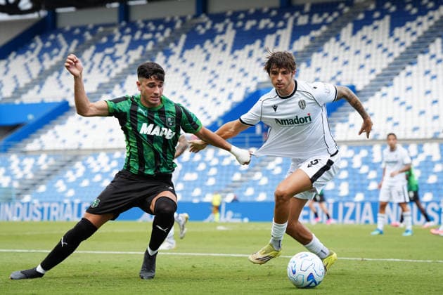 Cesena s Luca Schirone fights for the ball with Sassuolo s Cristian Volpato during the Round of 32 of Frecciarossa Italian Cup 2026 2027 match between Sassuolo and Cesena at Mapei Stadium Cittˆ del Tricolore - Soccer - Reggio Emilia, Italy - Monday August 17, 2026  Copyright: xMassimoxPaolone LaPressex