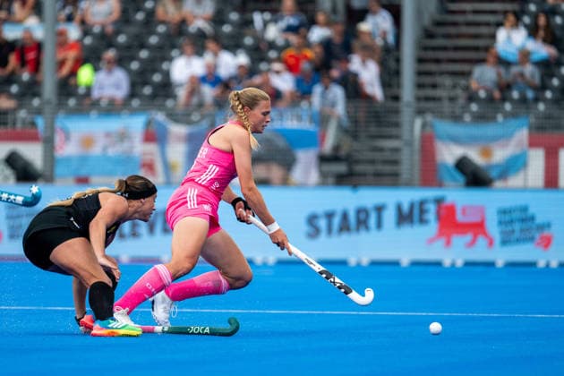 17.08.2026, BEL, Hockey, Frauen, FIH Weltmeisterschaft, Länderspiel, Deutschland vs Argentinien Ines Wanner ( Deutschland, 12 ) am Ball im Zweikampf, Wavre Belfius Arena Wallonisch-Brabant Belgien *** August 17, 2026, BEL, Hockey, Women s, FIH World Championship, International Match, Germany vs. Argentina; Ines Wanner (Germany), 12, in a one-on-one battle for the ball, Wavre Belfius Arena, Walloon Brabant, Belgium Copyright: xNordphoto Memmlerx