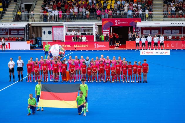 17.08.2026, BEL, Hockey, Frauen, FIH Weltmeisterschaft, Länderspiel, Deutschland vs Argentinien Linnea Weidemann ( Deutschland, 07 ), Friederike Heusgen ( Deutschland, 06 ), Lisa Nolte ( Deutschland, 10 ), Ines Wanner ( Deutschland, 12 ), Hanna Rothländer ( Deutschland, 13 ), Lucina von der Heyde ( Deutschland, 14 ), Nathalie Kubalski ( Deutschland, 15 ), Sonja Zimmermann ( Deutschland, 16 ), Lynn Krings ( Deutschland, 17 ), Lilly Stoffelsma ( Deutschland, 18 ), Finja Starck ( Deutschland, 19 ), Emma Davidsmeyer ( Deutschland, 23 ), Johanna Hachenberg ( Deutschland, 25 ), Felicia Wiedermann ( Deutschland, 26 ), Stine Kurz ( Deutschland, 27 ), Jette Fleschütz ( Deutschland, 28 ), Emilia Landshut ( Deutschland, 55 ), Yani Zhong ( Deutschland, 77 ) bei der Nationalhymne, Wavre Belfius Arena Wallonisch-Brabant Belgien *** August 17, 2026, BEL, Hockey, Women, FIH World Championship, International Match, Germany vs. Argentina Linnea Weidemann, Germany, 07, Friederike Heusgen (Germany), 06, Lisa Nolte (Germany), 10, Ines Wanner (Germany), 12, Hanna Rothländer (Germany), 13, Lucina von der Heyde (Germany), 14, Nathalie Kubalski Germany, 15, Sonja Zimmermann Germany, 16, Lynn Krings Germany, 17, Lilly Stoffelsma Germany, 18, Finja Starck Germany, 19, Emma Davidsmeyer Germany, 23, Johanna Hachenberg Germany, 25, Felicia Wiedermann, Germany, 26, Stine Kurz, Germany, 27, Jette Fleschütz, Germany, 28, Emilia Landshut, Germany, 55, Yani Zhong, Germany, 77, during the national anthem, Wavre Belfius Arena, Walloon Brabant, Belgium Copyright: xNordphoto Memmlerx